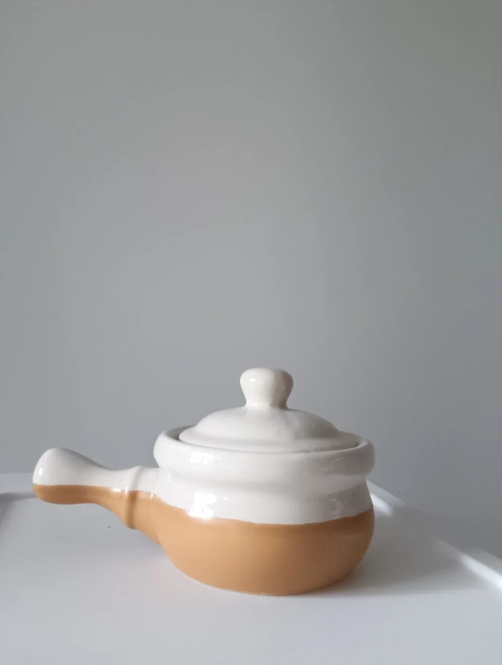 Vintage Handled Ceramic Crock French Onion Soup Bowl & Lid Bakeware Tan White